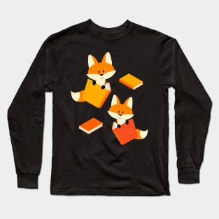 Cute foxes reading Long Sleeve T-Shirt